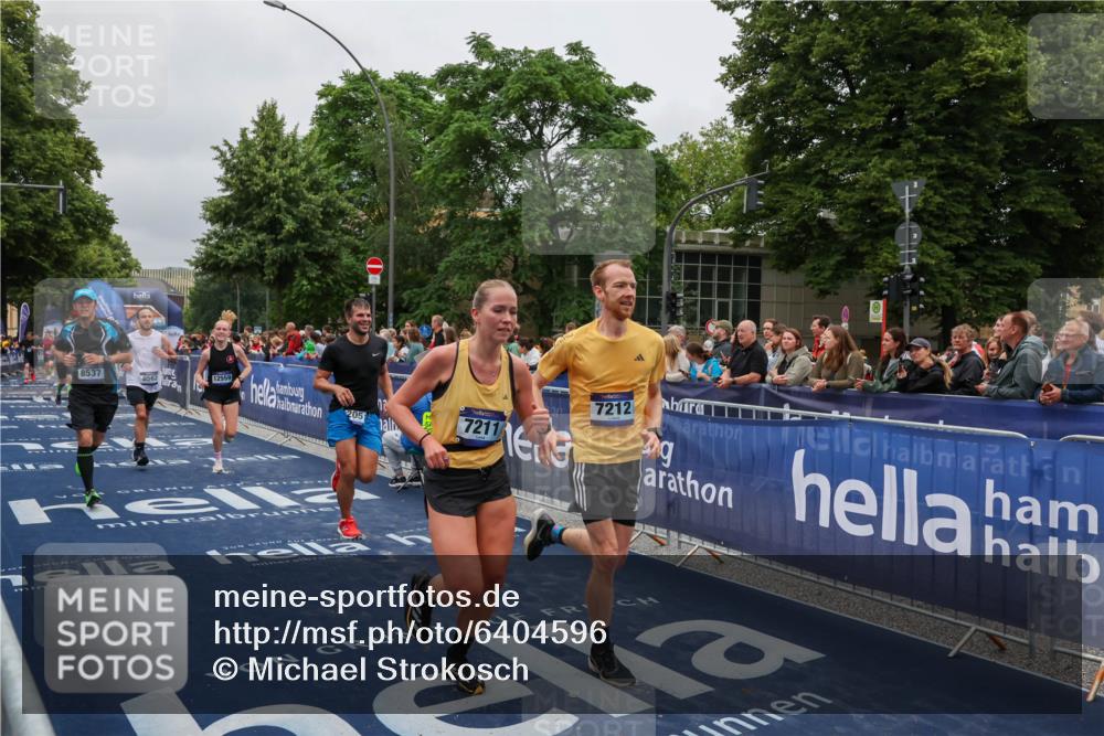 30.06.2024 - hella hamburg halbmarathon Michael Strokosch http://msf.ph/oto/6404596 30.06.2024 10:43:21 Ziel 2051, 3949, 4976, 6922, 7211, 7212, 7531, 8537, 8563, 9108, 12339, 12559 meine-sportfotos.de