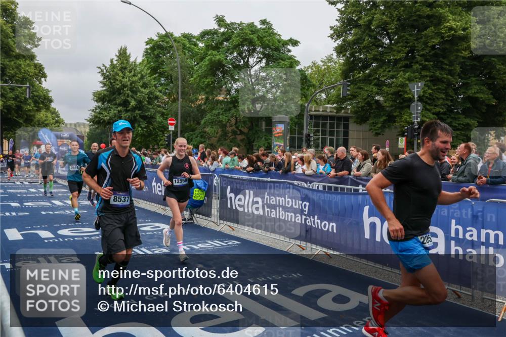 30.06.2024 - hella hamburg halbmarathon Michael Strokosch http://msf.ph/oto/6404615 30.06.2024 10:43:22 Ziel 2051, 3949, 4976, 6922, 7211, 7212, 7531, 8537, 8563, 9108, 10412, 12339, 12559 meine-sportfotos.de
