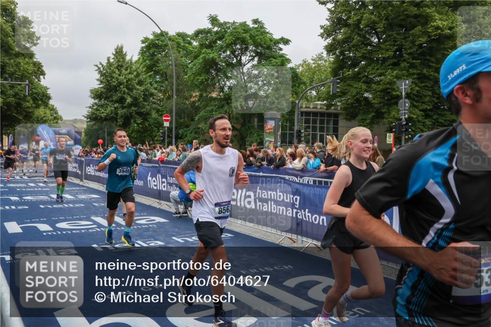 30.06.2024 - hella hamburg halbmarathon Michael Strokosch http://msf.ph/oto/6404627 30.06.2024 10:43:23 Ziel 2051, 3949, 4976, 6922, 7212, 7531, 8537, 8563, 9108, 9688, 10412, 12339, 12559 meine-sportfotos.de