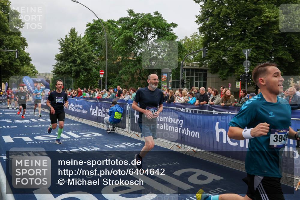 30.06.2024 - hella hamburg halbmarathon Michael Strokosch http://msf.ph/oto/6404642 30.06.2024 10:43:24 Ziel 2051, 3949, 4976, 6922, 7531, 8537, 8563, 9108, 9688, 10412, 12339, 12559 meine-sportfotos.de