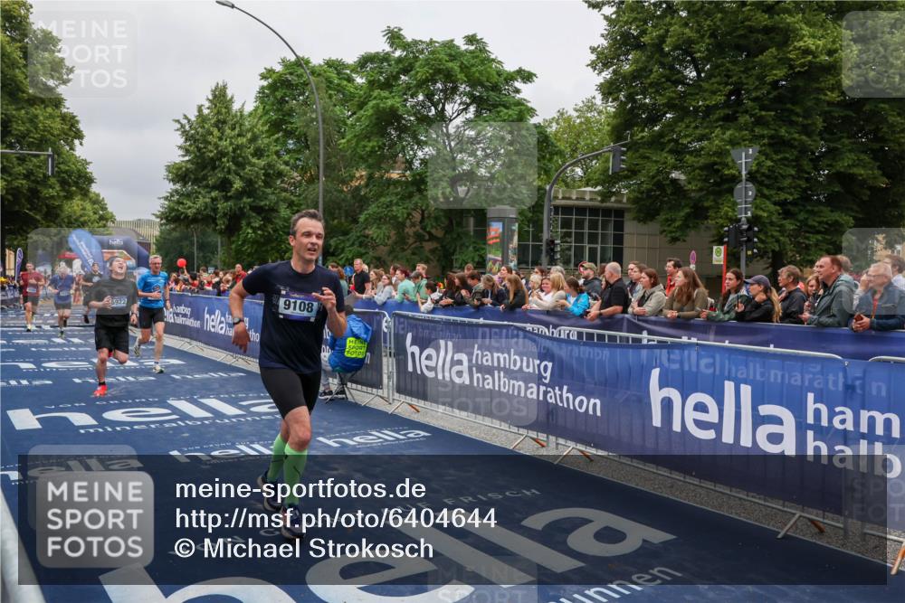 30.06.2024 - hella hamburg halbmarathon Michael Strokosch http://msf.ph/oto/6404644 30.06.2024 10:43:25 Ziel 3949, 4976, 6922, 7531, 8563, 9108, 9688, 10412, 12339 meine-sportfotos.de