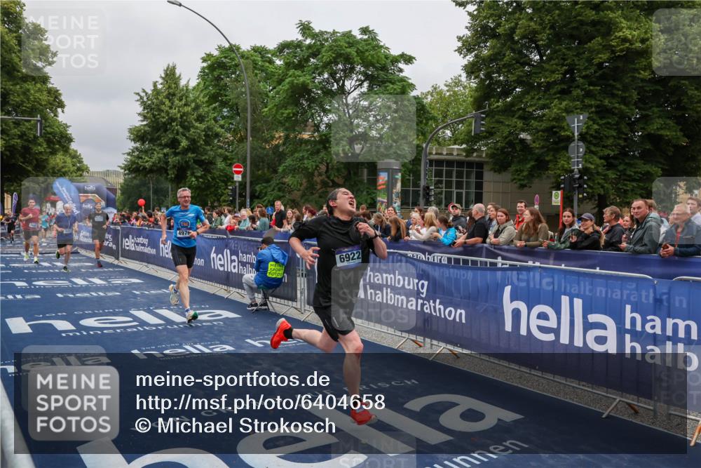 30.06.2024 - hella hamburg halbmarathon Michael Strokosch http://msf.ph/oto/6404658 30.06.2024 10:43:26 Ziel 4976, 6922, 7531, 9108, 9688, 10412, 12339 meine-sportfotos.de