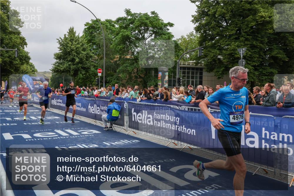 30.06.2024 - hella hamburg halbmarathon Michael Strokosch http://msf.ph/oto/6404661 30.06.2024 10:43:27 Ziel 4976, 6922, 9108, 9596, 9688, 9910, 10412, 12339 meine-sportfotos.de