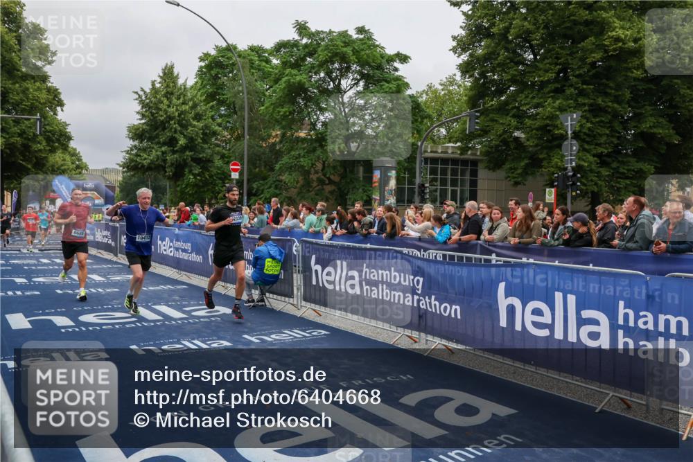 30.06.2024 - hella hamburg halbmarathon Michael Strokosch http://msf.ph/oto/6404668 30.06.2024 10:43:28 Ziel 4976, 9596, 9688, 9910, 10412, 11610, 12339 meine-sportfotos.de