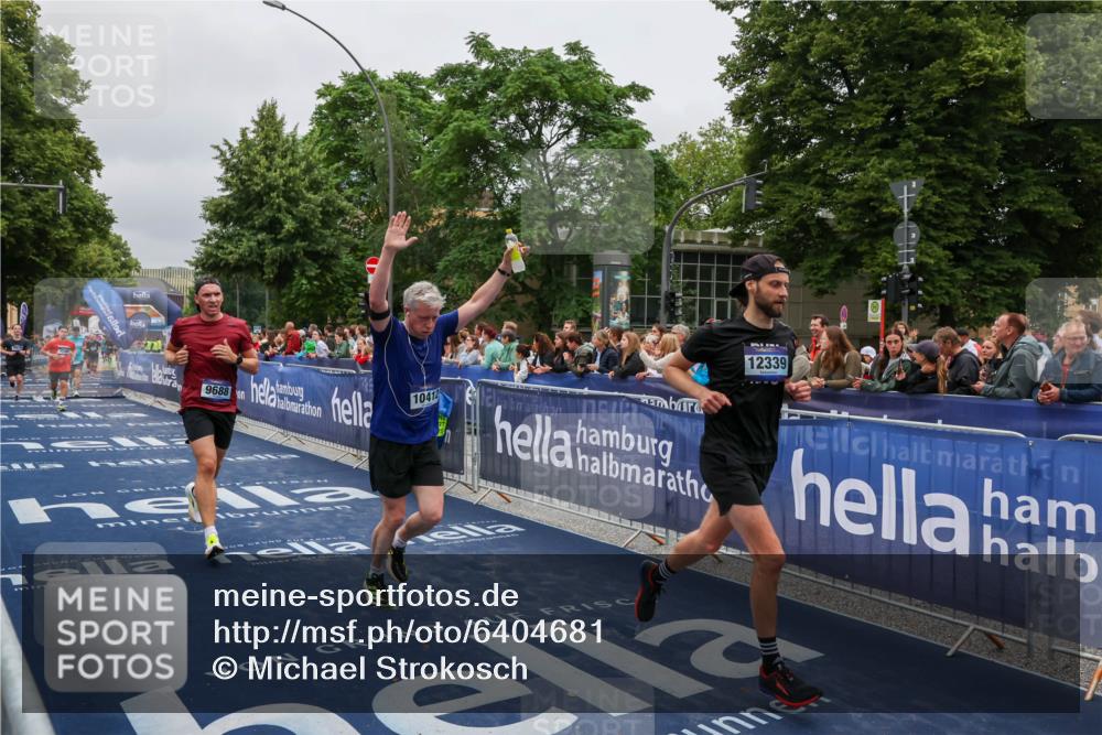 30.06.2024 - hella hamburg halbmarathon Michael Strokosch http://msf.ph/oto/6404681 30.06.2024 10:43:29 Ziel 4976, 9596, 9688, 9910, 10412, 11610, 12339 meine-sportfotos.de