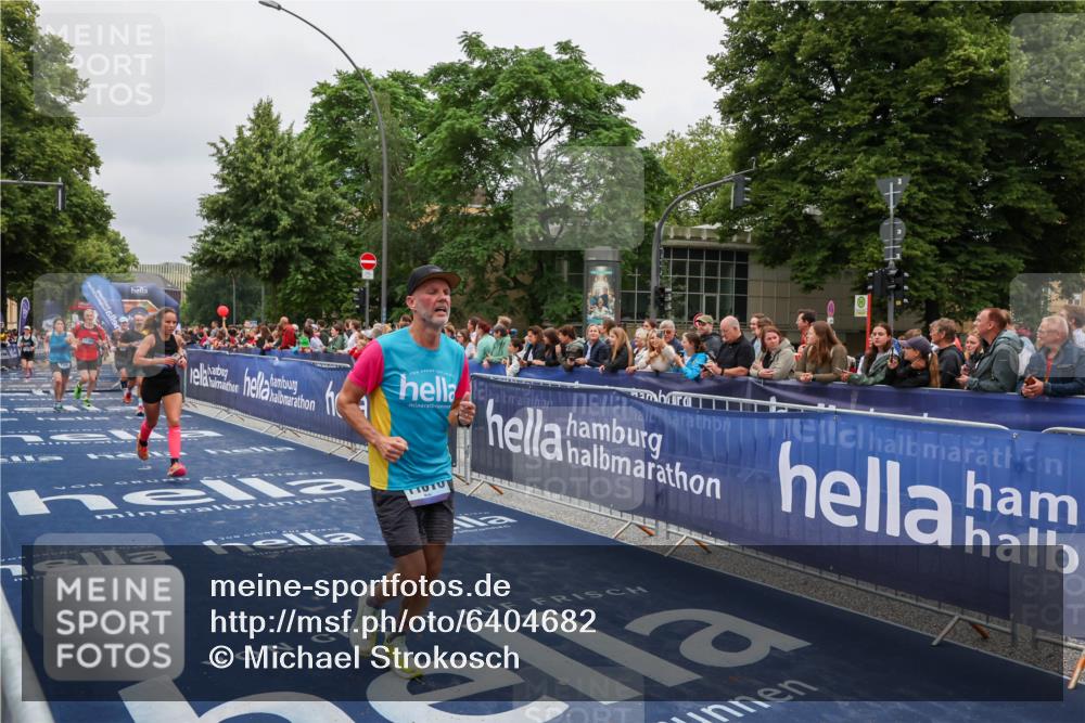 30.06.2024 - hella hamburg halbmarathon Michael Strokosch http://msf.ph/oto/6404682 30.06.2024 10:43:35 Ziel 734, 2008, 6038, 9556, 9596, 9910, 11304, 11610, 11623, 12107 meine-sportfotos.de