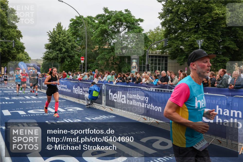 30.06.2024 - hella hamburg halbmarathon Michael Strokosch http://msf.ph/oto/6404690 30.06.2024 10:43:36 Ziel 734, 2008, 2210, 6038, 9556, 9596, 9910, 11304, 11610, 11623, 12107 meine-sportfotos.de