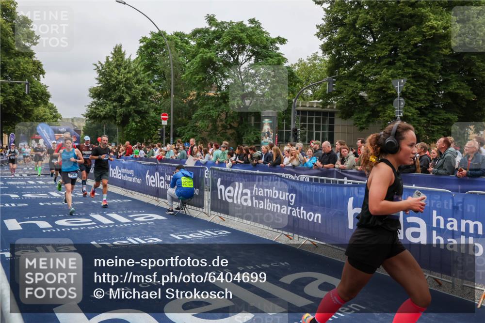 30.06.2024 - hella hamburg halbmarathon Michael Strokosch http://msf.ph/oto/6404699 30.06.2024 10:43:37 Ziel 734, 2008, 2210, 6038, 9556, 11304, 11610, 11623, 12107 meine-sportfotos.de