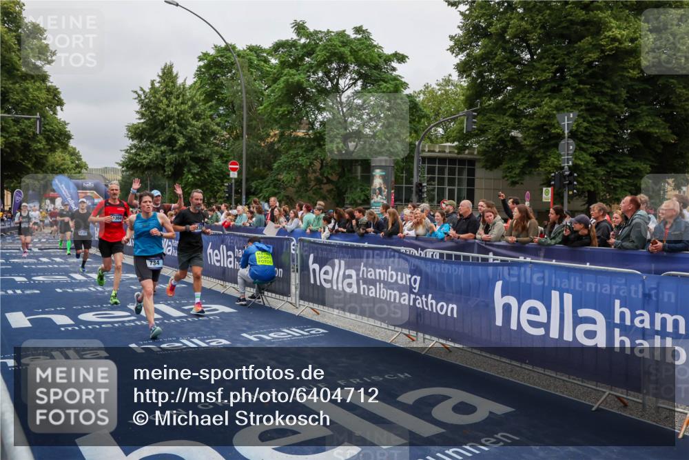 30.06.2024 - hella hamburg halbmarathon Michael Strokosch http://msf.ph/oto/6404712 30.06.2024 10:43:38 Ziel 734, 2008, 2210, 6038, 9556, 11304, 11623, 12107 meine-sportfotos.de