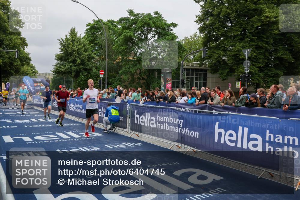 30.06.2024 - hella hamburg halbmarathon Michael Strokosch http://msf.ph/oto/6404745 30.06.2024 10:43:45 Ziel 623, 2210, 8449, 8908, 9473, 10014, 11091, 13151 meine-sportfotos.de