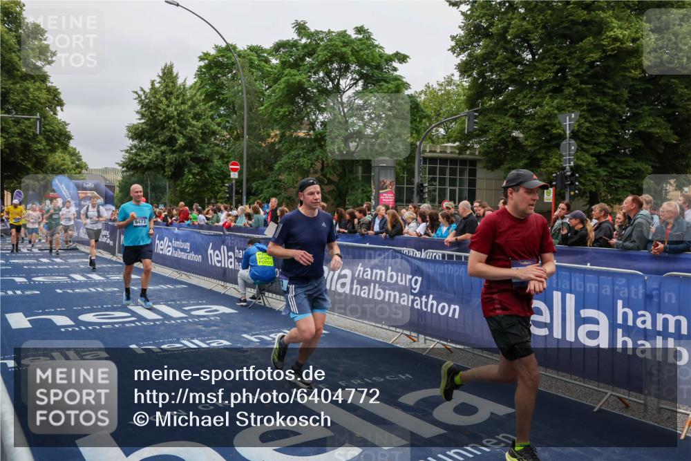 30.06.2024 - hella hamburg halbmarathon Michael Strokosch http://msf.ph/oto/6404772 30.06.2024 10:43:47 Ziel 623, 2827, 8449, 8908, 9473, 10014, 10042, 10364, 11091, 13151 meine-sportfotos.de
