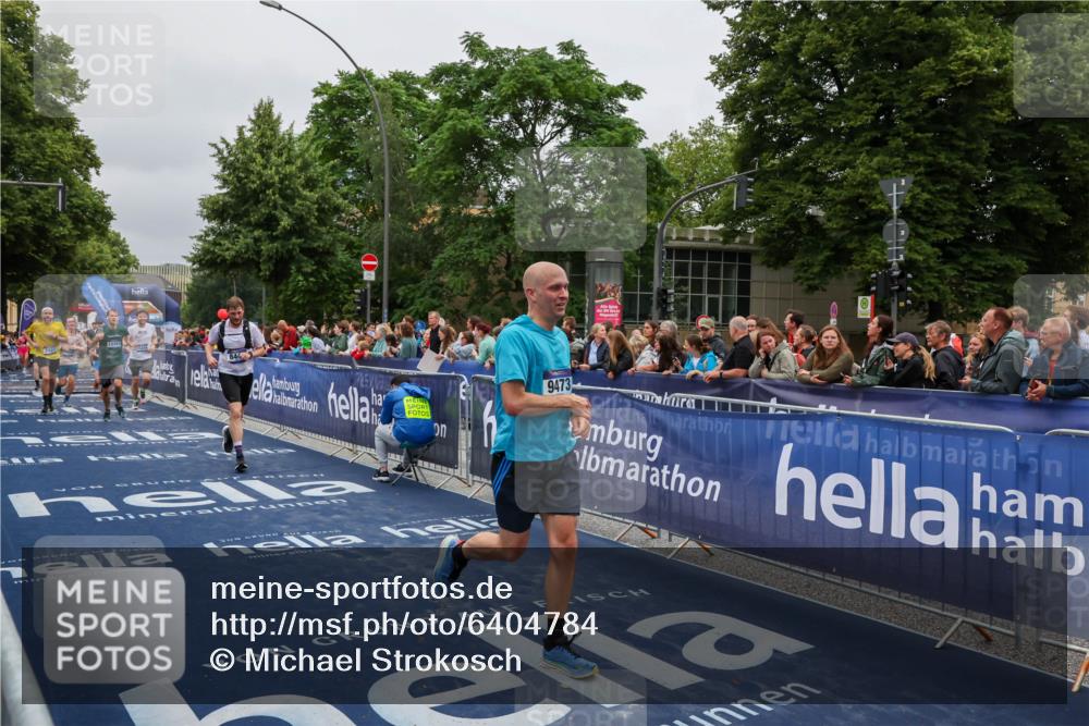 30.06.2024 - hella hamburg halbmarathon Michael Strokosch http://msf.ph/oto/6404784 30.06.2024 10:43:49 Ziel 623, 1382, 2827, 3626, 7344, 8449, 8908, 9473, 10042, 10364, 10606, 10760, 11003, 11091, 12110, 13121, 13151 meine-sportfotos.de