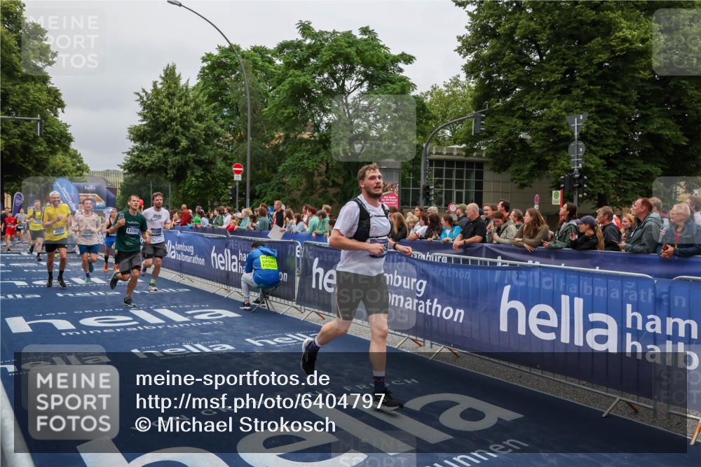 30.06.2024 - hella hamburg halbmarathon Michael Strokosch http://msf.ph/oto/6404797 30.06.2024 10:43:50 Ziel 623, 1382, 2827, 3626, 7344, 8449, 8908, 9473, 10042, 10364, 10606, 10760, 11003, 12036, 12104, 12110, 13121, 13151 meine-sportfotos.de