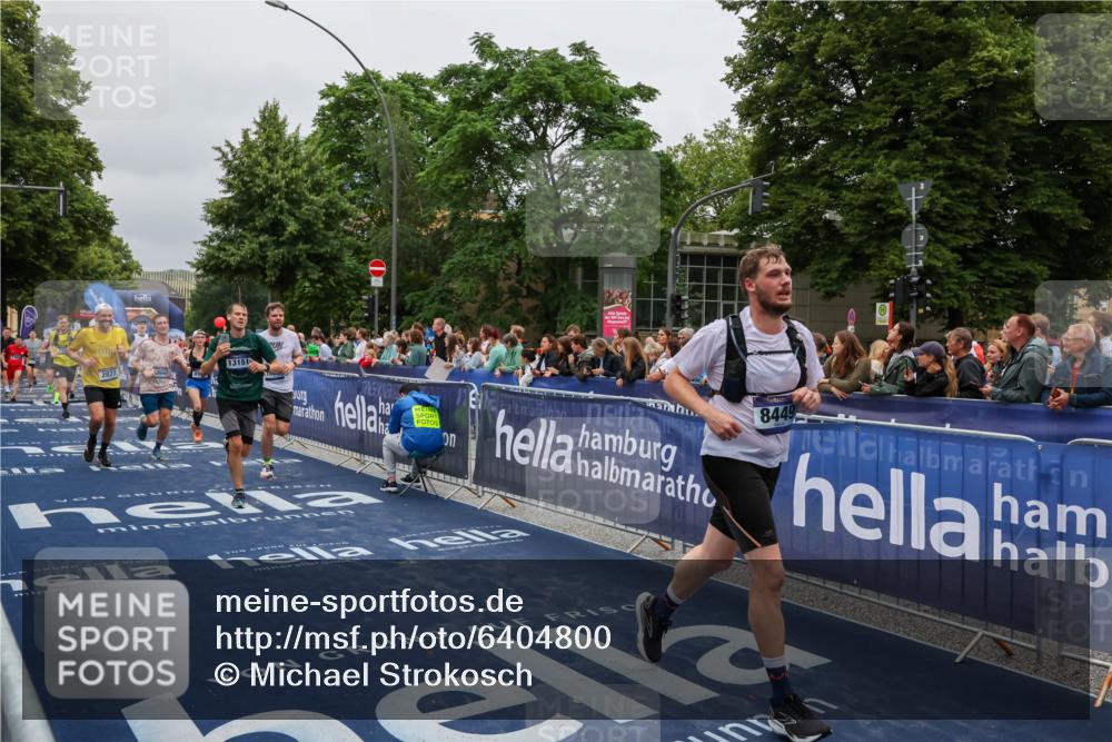 30.06.2024 - hella hamburg halbmarathon Michael Strokosch http://msf.ph/oto/6404800 30.06.2024 10:43:51 Ziel 1382, 2827, 3626, 7344, 8449, 8908, 9473, 10042, 10364, 10606, 10760, 11003, 12036, 12104, 12110, 13121, 13151 meine-sportfotos.de