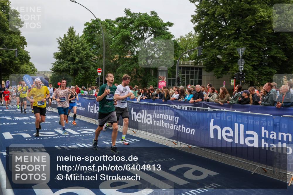 30.06.2024 - hella hamburg halbmarathon Michael Strokosch http://msf.ph/oto/6404813 30.06.2024 10:43:52 Ziel 1382, 2827, 3626, 7344, 7890, 8449, 8908, 10042, 10364, 10606, 10760, 11003, 12036, 12104, 12110, 13121, 13151 meine-sportfotos.de