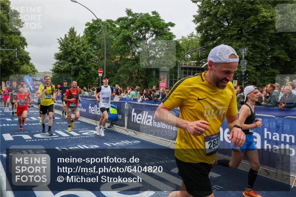 30.06.2024 - hella hamburg halbmarathon Michael Strokosch http://msf.ph/oto/6404820 30.06.2024 10:43:54 Ziel 1382, 2713, 2827, 3626, 7344, 7890, 8908, 10042, 10364, 10606, 10760, 11003, 12036, 12104, 12110, 13121, 13151 meine-sportfotos.de