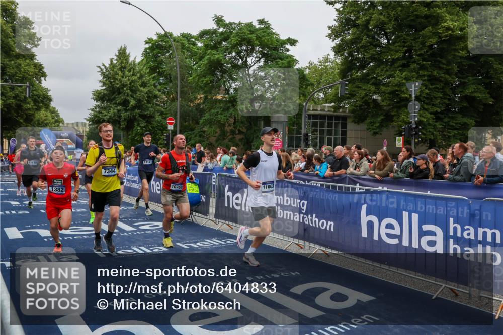 30.06.2024 - hella hamburg halbmarathon Michael Strokosch http://msf.ph/oto/6404833 30.06.2024 10:43:55 Ziel 1382, 2713, 2827, 3626, 7344, 7890, 10042, 10364, 10606, 10760, 11003, 12036, 12104, 12110, 13118, 13121 meine-sportfotos.de