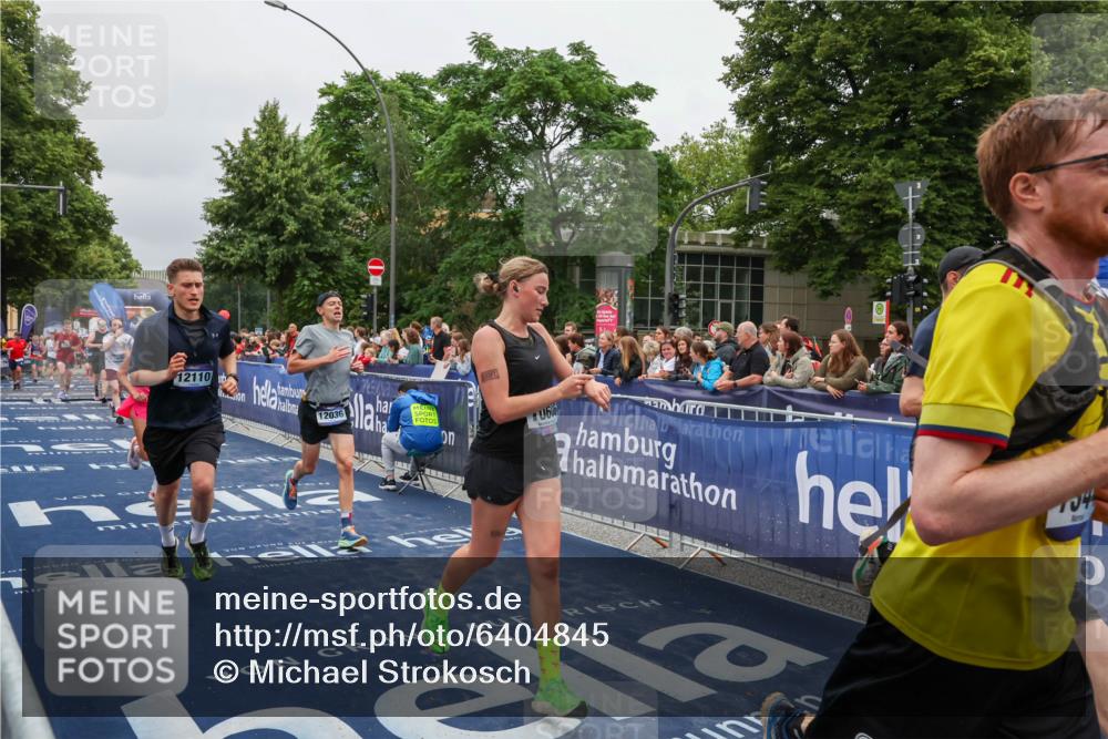 30.06.2024 - hella hamburg halbmarathon Michael Strokosch http://msf.ph/oto/6404845 30.06.2024 10:43:56 Ziel 711, 1382, 2713, 3626, 7344, 7890, 10606, 10760, 11003, 12036, 12104, 12110, 13118, 13121 meine-sportfotos.de