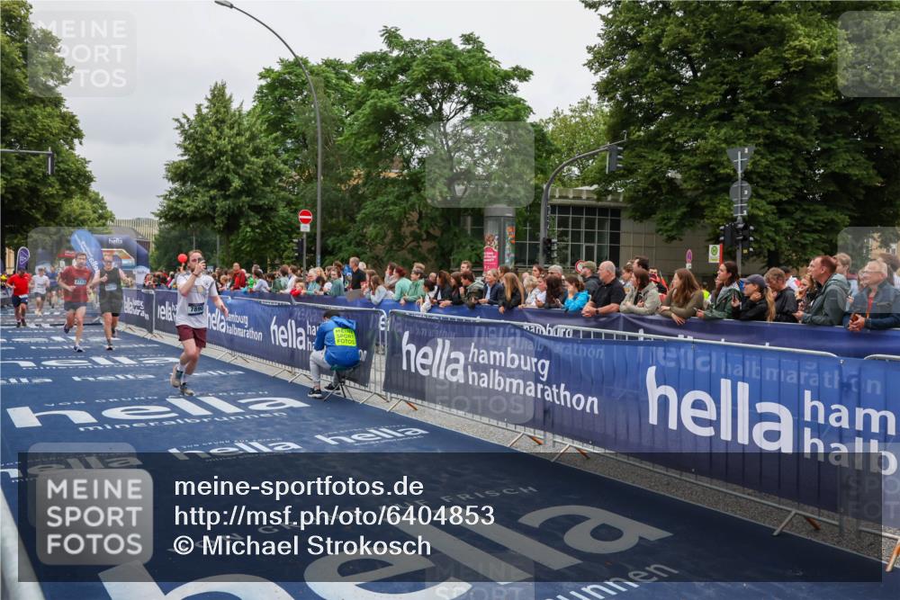 30.06.2024 - hella hamburg halbmarathon Michael Strokosch http://msf.ph/oto/6404853 30.06.2024 10:43:58 Ziel 711, 2713, 3734, 4485, 7890, 10606, 11933, 12036, 12104, 12110, 13118, 13121 meine-sportfotos.de