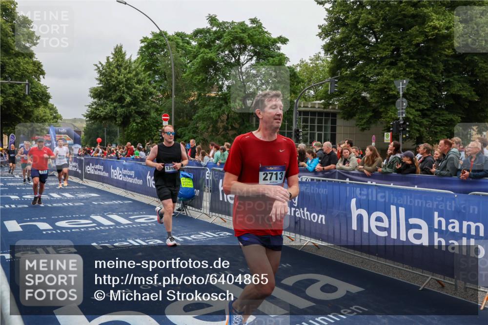 30.06.2024 - hella hamburg halbmarathon Michael Strokosch http://msf.ph/oto/6404865 30.06.2024 10:44:01 Ziel 711, 2713, 3734, 4485, 7890, 8564, 11933, 12200, 13118 meine-sportfotos.de