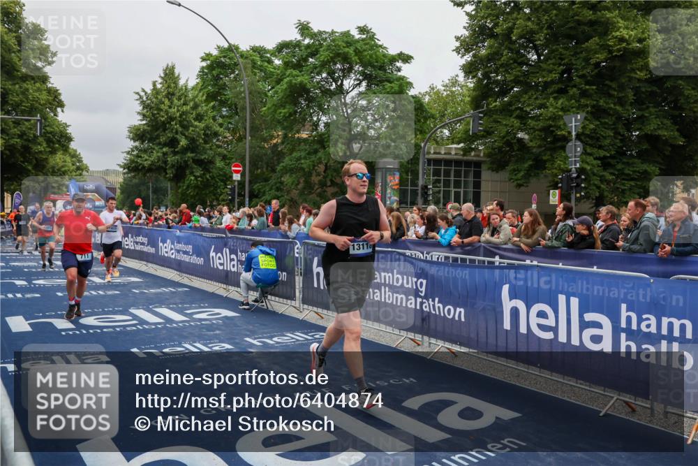 30.06.2024 - hella hamburg halbmarathon Michael Strokosch http://msf.ph/oto/6404874 30.06.2024 10:44:02 Ziel 711, 2713, 3734, 4485, 8564, 11933, 12200, 13118 meine-sportfotos.de