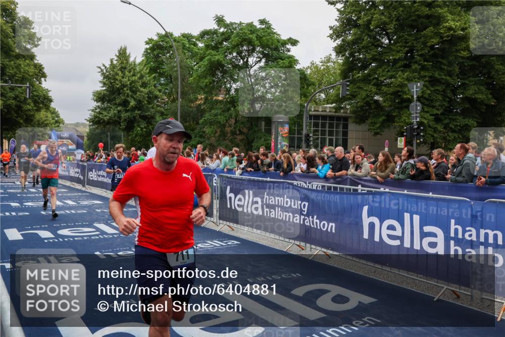 30.06.2024 - hella hamburg halbmarathon Michael Strokosch http://msf.ph/oto/6404881 30.06.2024 10:44:03 Ziel 711, 731, 1475, 3734, 4469, 4485, 7794, 8564, 11933, 12200, 13118 meine-sportfotos.de
