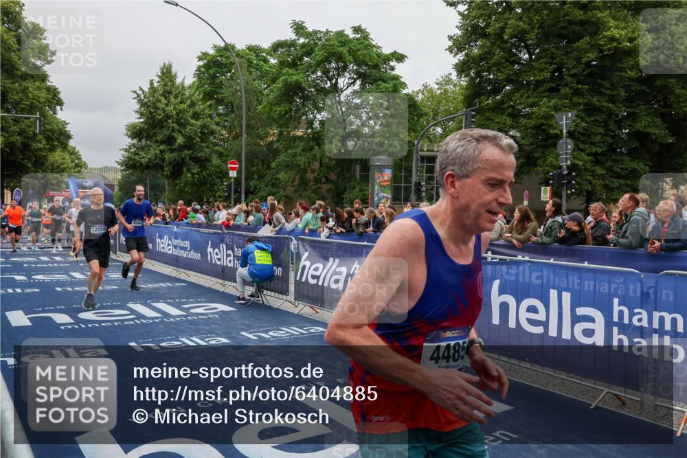 30.06.2024 - hella hamburg halbmarathon Michael Strokosch http://msf.ph/oto/6404885 30.06.2024 10:44:06 Ziel 519, 731, 862, 1015, 1104, 1475, 3029, 3734, 3977, 4469, 4485, 5887, 7734, 7794, 8564, 9932, 10995, 11933, 12200 meine-sportfotos.de