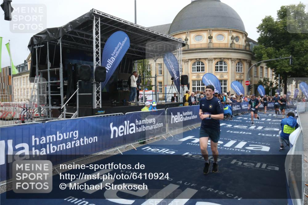 30.06.2024 - hella hamburg halbmarathon Michael Strokosch http://msf.ph/oto/6410924 30.06.2024 10:39:42 Ziel 636, 1340, 6960, 7503, 7614, 7904, 11038, 12093 meine-sportfotos.de