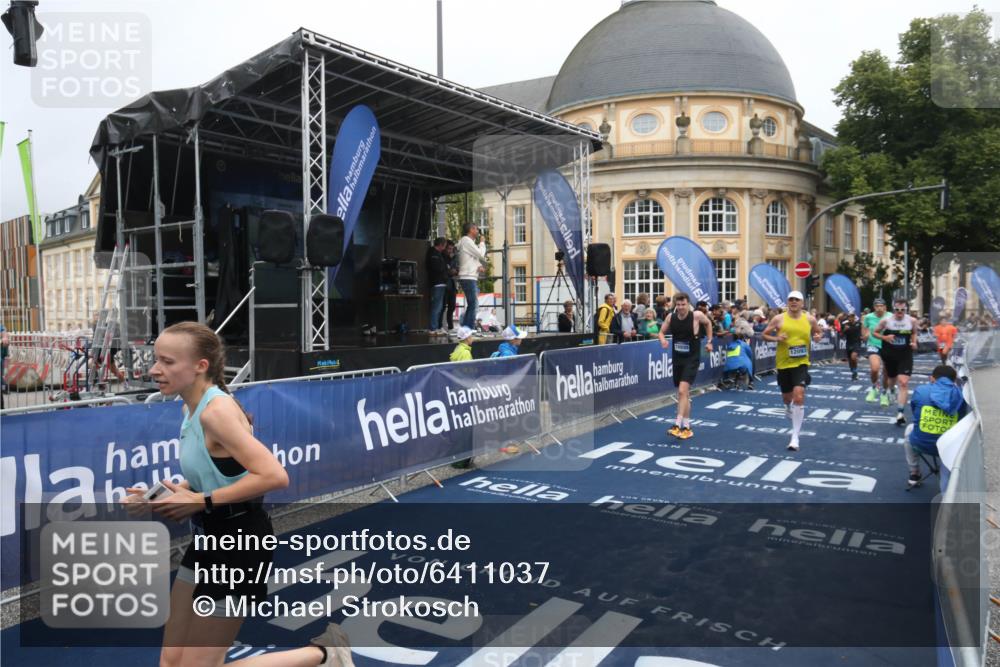 30.06.2024 - hella hamburg halbmarathon Michael Strokosch http://msf.ph/oto/6411037 30.06.2024 10:39:48 Ziel 1673, 3852, 4761, 4763, 7441, 7614, 7904, 9246, 9530, 10900, 10945, 11038, 12093 meine-sportfotos.de