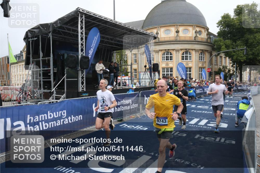 30.06.2024 - hella hamburg halbmarathon Michael Strokosch http://msf.ph/oto/6411446 30.06.2024 10:40:11 Ziel 4295, 7137, 7537, 7593, 8087, 9743, 10216, 10693, 10973, 11469, 12203 meine-sportfotos.de