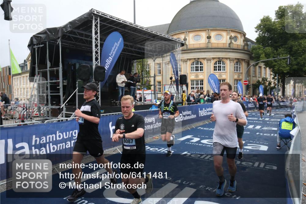 30.06.2024 - hella hamburg halbmarathon Michael Strokosch http://msf.ph/oto/6411481 30.06.2024 10:40:12 Ziel 4295, 7537, 7593, 8087, 9743, 10216, 10973, 11469, 12203 meine-sportfotos.de