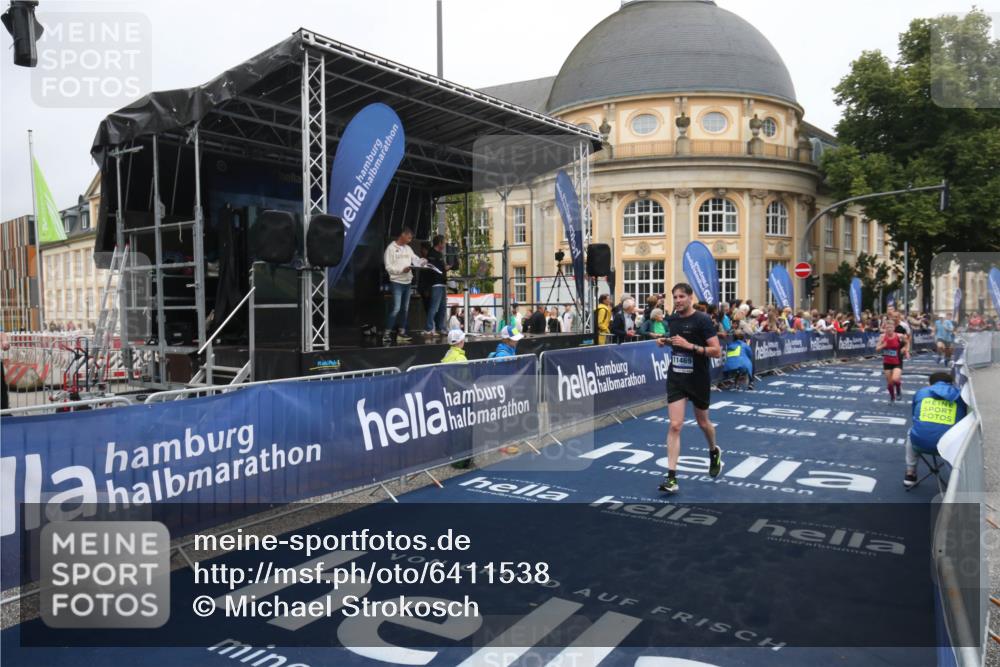 30.06.2024 - hella hamburg halbmarathon Michael Strokosch http://msf.ph/oto/6411538 30.06.2024 10:40:17 Ziel 2208, 3791, 4572, 7537, 8279, 8613, 9696, 11469, 11563 meine-sportfotos.de