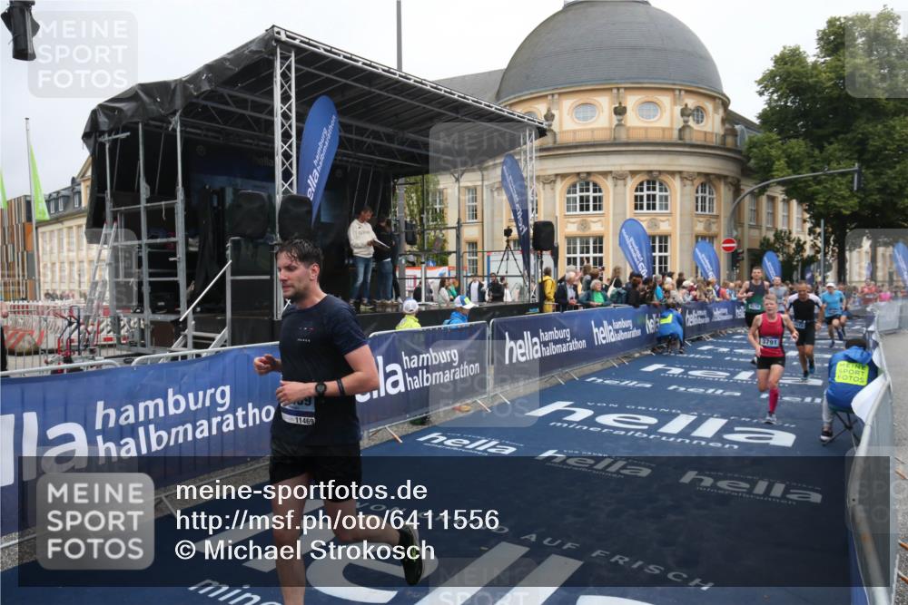 30.06.2024 - hella hamburg halbmarathon Michael Strokosch http://msf.ph/oto/6411556 30.06.2024 10:40:18 Ziel 2208, 3356, 3791, 4572, 8279, 8613, 9696, 11469, 11563 meine-sportfotos.de