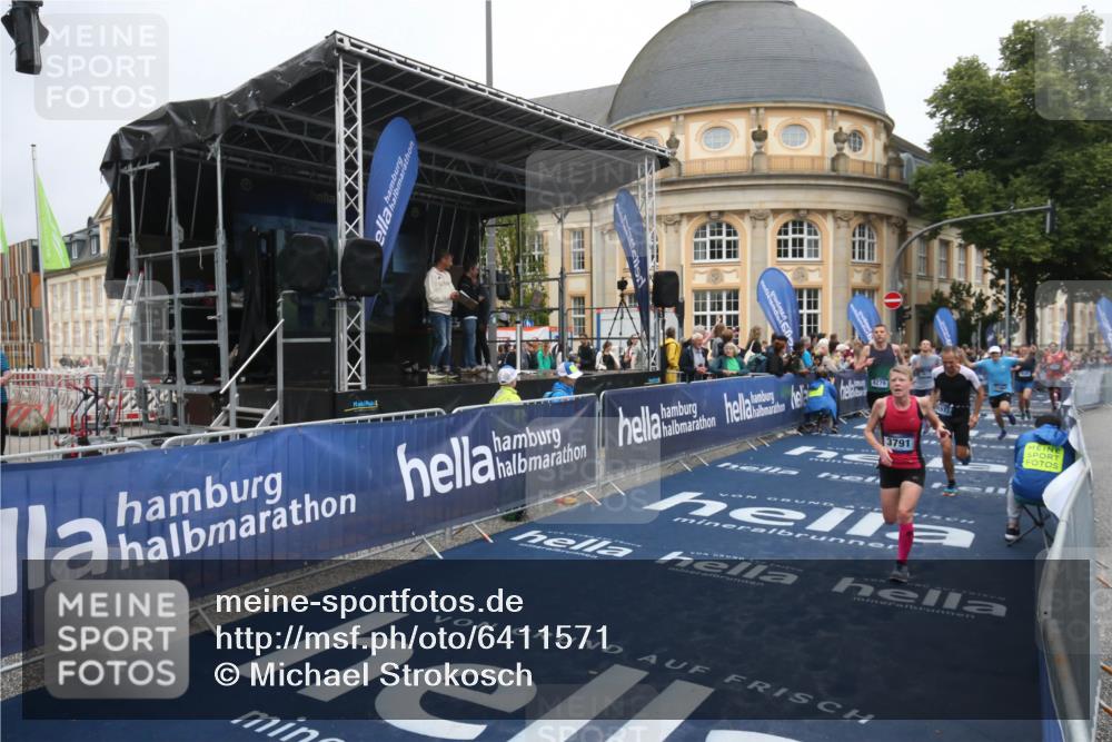 30.06.2024 - hella hamburg halbmarathon Michael Strokosch http://msf.ph/oto/6411571 30.06.2024 10:40:19 Ziel 2208, 3356, 3791, 4572, 8279, 8613, 9696, 11469, 11563 meine-sportfotos.de