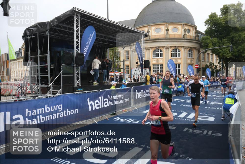 30.06.2024 - hella hamburg halbmarathon Michael Strokosch http://msf.ph/oto/6411588 30.06.2024 10:40:20 Ziel 2208, 3356, 3791, 4572, 8279, 8613, 9696, 11469, 11563 meine-sportfotos.de