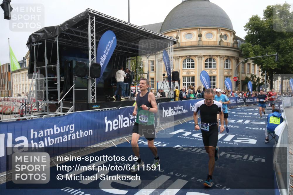 30.06.2024 - hella hamburg halbmarathon Michael Strokosch http://msf.ph/oto/6411591 30.06.2024 10:40:21 Ziel 2208, 3356, 3791, 4572, 8279, 8613, 9696, 11563 meine-sportfotos.de