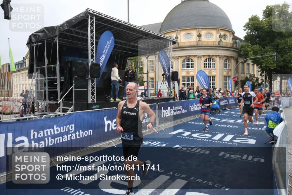 30.06.2024 - hella hamburg halbmarathon Michael Strokosch http://msf.ph/oto/6411741 30.06.2024 10:40:37 Ziel 2075, 3150, 4380, 4536, 8545, 9082, 9532, 10846, 11576, 12390 meine-sportfotos.de