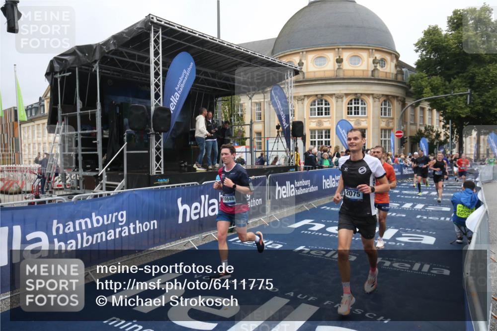 30.06.2024 - hella hamburg halbmarathon Michael Strokosch http://msf.ph/oto/6411775 30.06.2024 10:40:38 Ziel 2075, 3150, 4380, 4536, 8545, 9082, 9532, 9980, 10846, 11576, 12390 meine-sportfotos.de