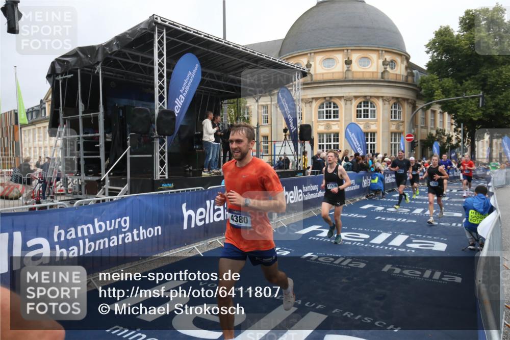 30.06.2024 - hella hamburg halbmarathon Michael Strokosch http://msf.ph/oto/6411807 30.06.2024 10:40:39 Ziel 1902, 2075, 3150, 4380, 4536, 8545, 9082, 9532, 9980, 10846, 11576, 12390 meine-sportfotos.de