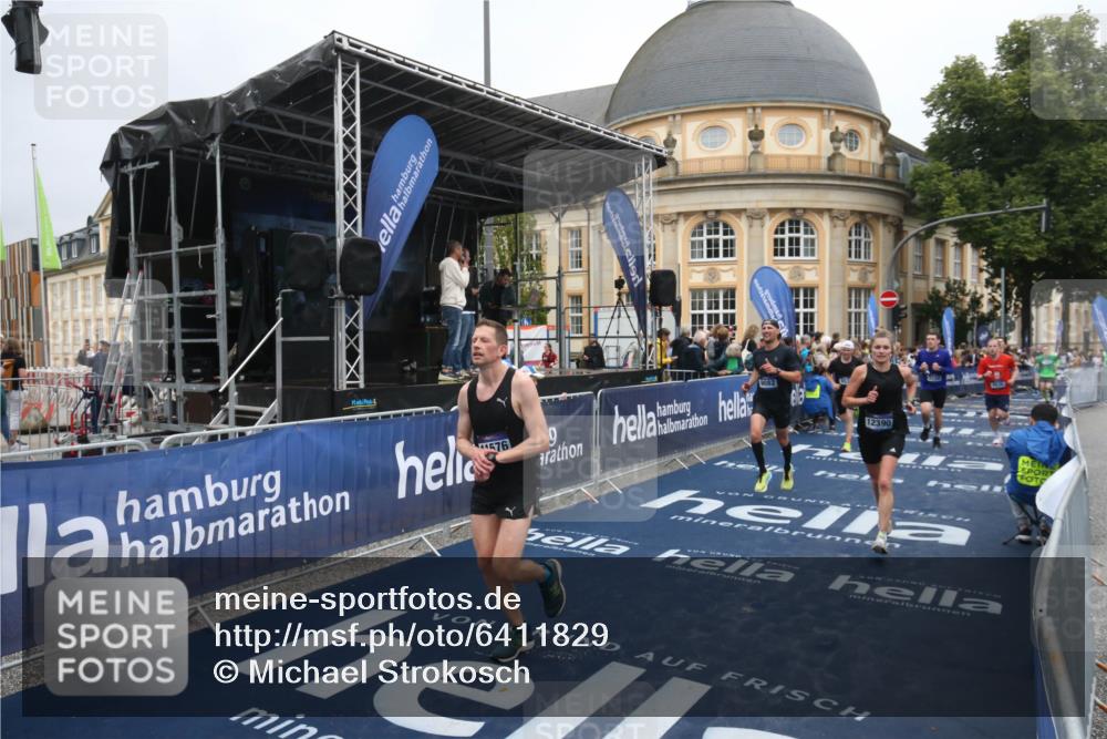 30.06.2024 - hella hamburg halbmarathon Michael Strokosch http://msf.ph/oto/6411829 30.06.2024 10:40:40 Ziel 1902, 2075, 3150, 4380, 4536, 9082, 9532, 9732, 9980, 10846, 11576, 12390 meine-sportfotos.de