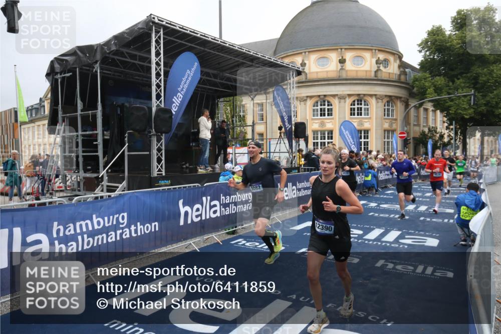 30.06.2024 - hella hamburg halbmarathon Michael Strokosch http://msf.ph/oto/6411859 30.06.2024 10:40:41 Ziel 1902, 3150, 4380, 4536, 8966, 9082, 9532, 9732, 9980, 11576, 12390 meine-sportfotos.de