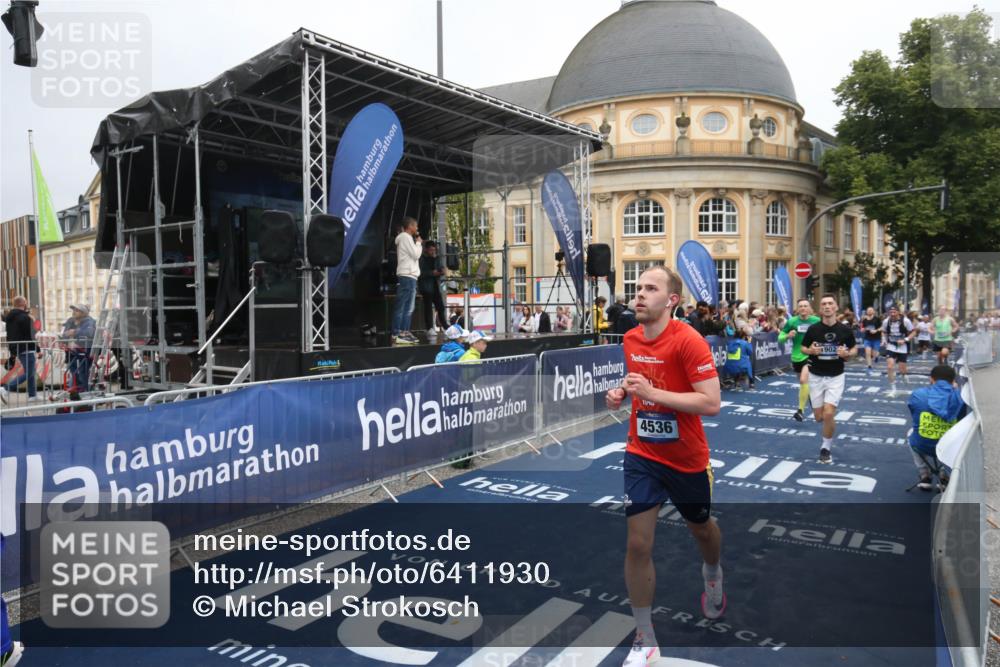 30.06.2024 - hella hamburg halbmarathon Michael Strokosch http://msf.ph/oto/6411930 30.06.2024 10:40:43 Ziel 1902, 3150, 4536, 7929, 8966, 9082, 9532, 9732, 9980, 12390 meine-sportfotos.de