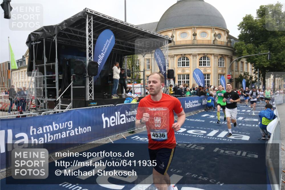 30.06.2024 - hella hamburg halbmarathon Michael Strokosch http://msf.ph/oto/6411935 30.06.2024 10:40:44 Ziel 1902, 3150, 4536, 6384, 7929, 8632, 8966, 9532, 9732, 9980 meine-sportfotos.de