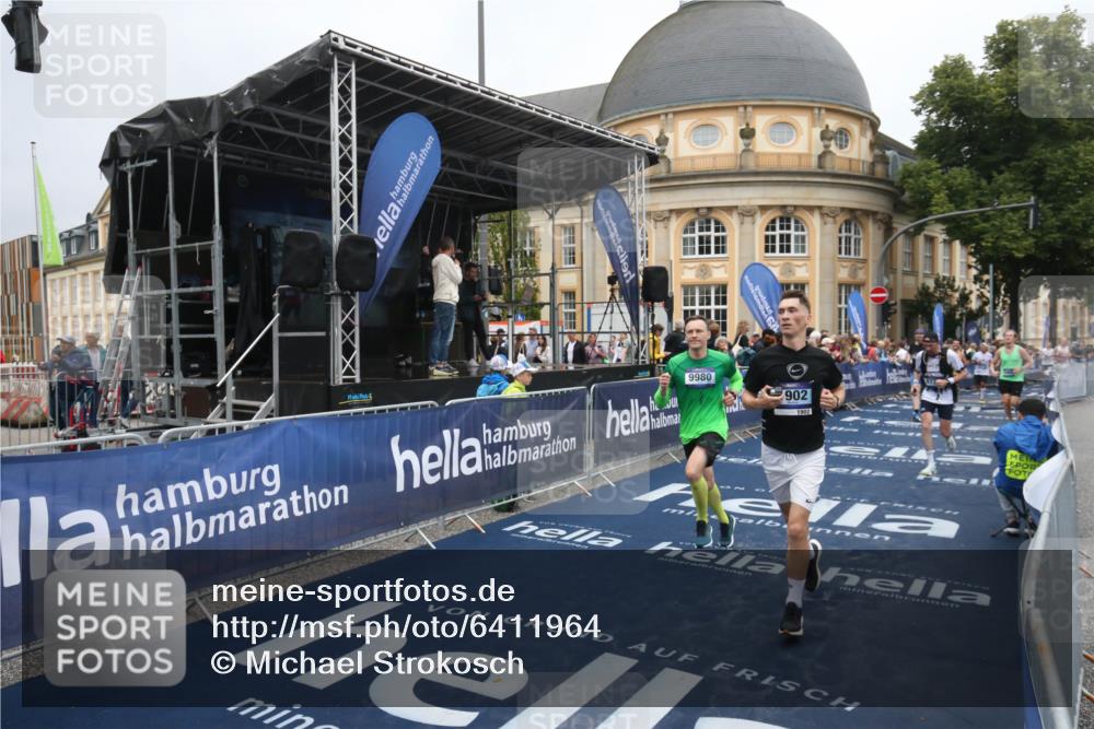 30.06.2024 - hella hamburg halbmarathon Michael Strokosch http://msf.ph/oto/6411964 30.06.2024 10:40:45 Ziel 1248, 1902, 3150, 4536, 6384, 7929, 8632, 8966, 9532, 9732, 9980 meine-sportfotos.de