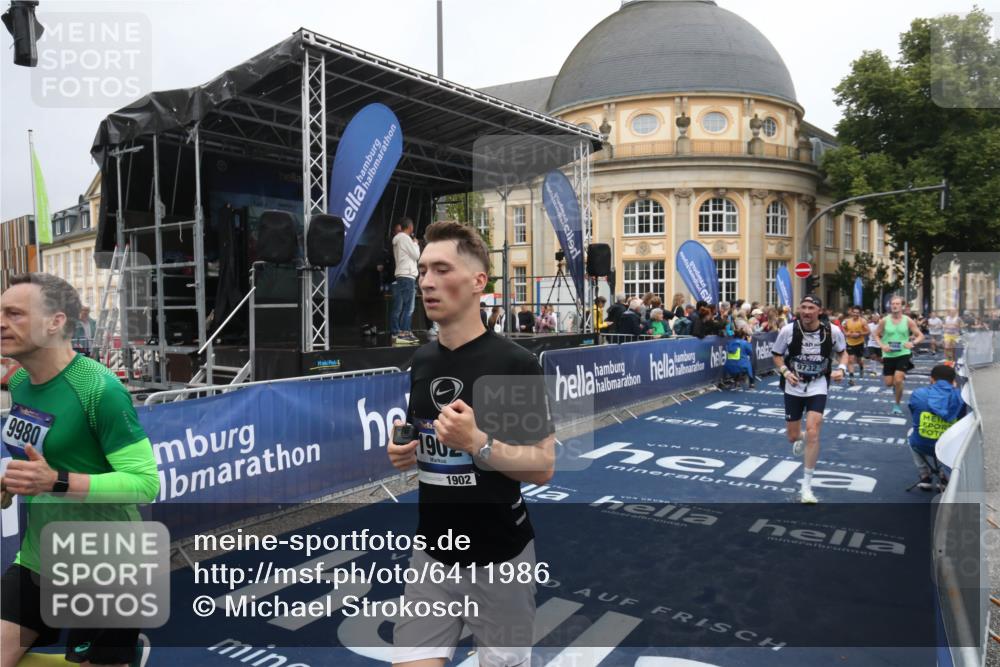 30.06.2024 - hella hamburg halbmarathon Michael Strokosch http://msf.ph/oto/6411986 30.06.2024 10:40:46 Ziel 1248, 1902, 2292, 4536, 6384, 7929, 8436, 8632, 8966, 9732, 9980 meine-sportfotos.de