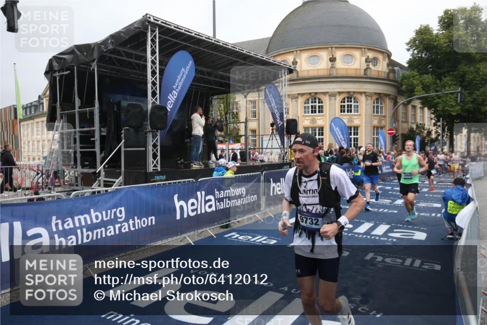 30.06.2024 - hella hamburg halbmarathon Michael Strokosch http://msf.ph/oto/6412012 30.06.2024 10:40:47 Ziel 1248, 1902, 2292, 4789, 6384, 7929, 8068, 8436, 8632, 8966, 9732, 9980 meine-sportfotos.de