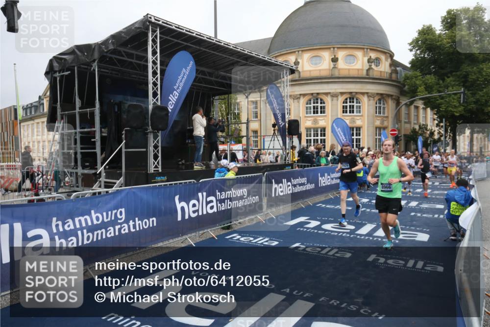 30.06.2024 - hella hamburg halbmarathon Michael Strokosch http://msf.ph/oto/6412055 30.06.2024 10:40:48 Ziel 1248, 1902, 2292, 3761, 4789, 5849, 6384, 7598, 7929, 8068, 8436, 8632, 8966, 9732 meine-sportfotos.de