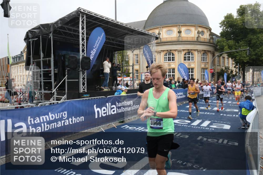 30.06.2024 - hella hamburg halbmarathon Michael Strokosch http://msf.ph/oto/6412079 30.06.2024 10:40:49 Ziel 1248, 2292, 3761, 4789, 5849, 6384, 7598, 7929, 8068, 8436, 8632, 8966, 9732 meine-sportfotos.de