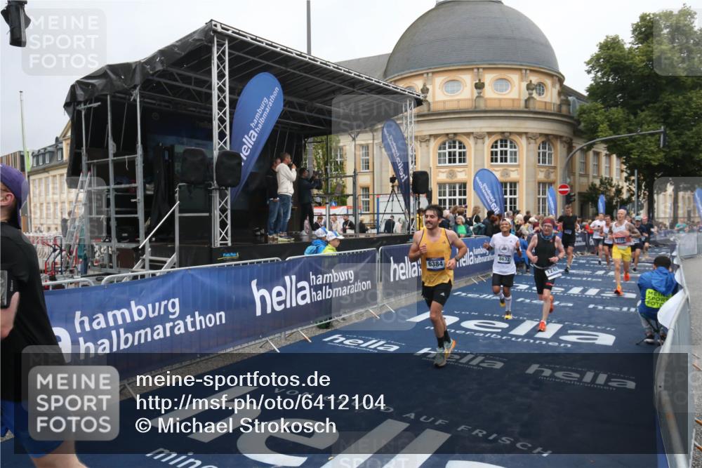 30.06.2024 - hella hamburg halbmarathon Michael Strokosch http://msf.ph/oto/6412104 30.06.2024 10:40:50 Ziel 1248, 1777, 2292, 3761, 4789, 5849, 6384, 7598, 7929, 8068, 8436, 8632, 8966, 10292 meine-sportfotos.de