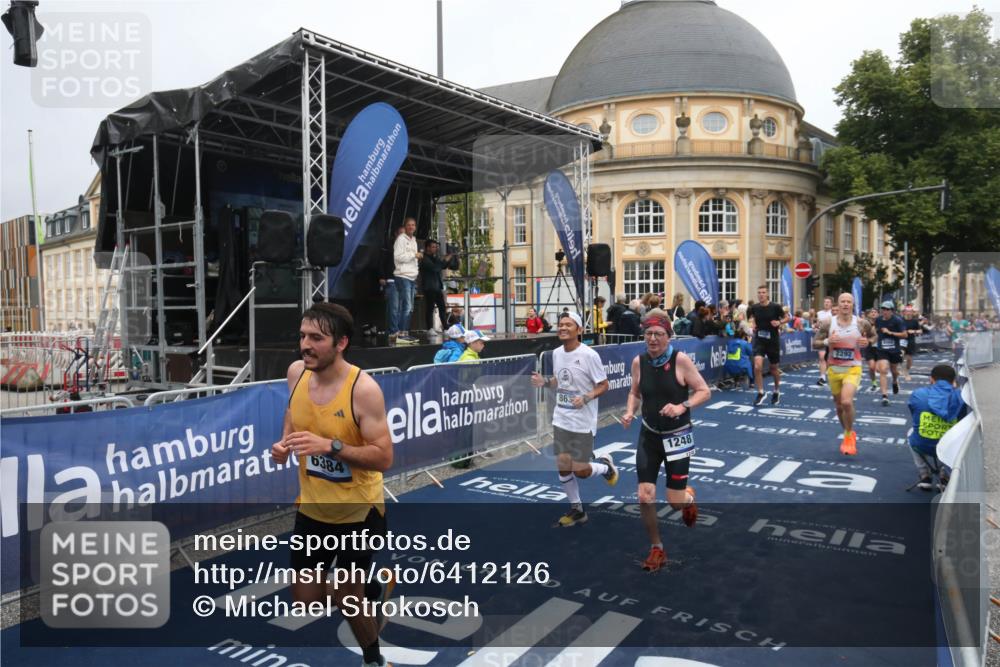 30.06.2024 - hella hamburg halbmarathon Michael Strokosch http://msf.ph/oto/6412126 30.06.2024 10:40:51 Ziel 1248, 1777, 2292, 3761, 4789, 5849, 6384, 7598, 7929, 8068, 8436, 8632, 10292 meine-sportfotos.de